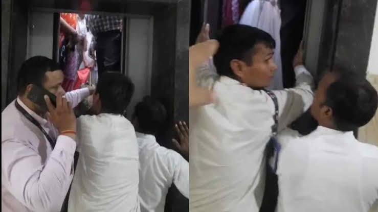 ग्रेटर नोएडा में स्कूली बच्चों समेत 10 लोग आधा घंटे तक लिफ्ट में फंसे रहे, तीसरी मंजिल पर अटकी रही लिफ्ट