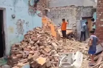 बुलंदशहर में बारिश से ताश के पत्तों की तरह भरभराकर गिरी घर की छत व दीवार, बाल-बाल बचे परिवार के लोग