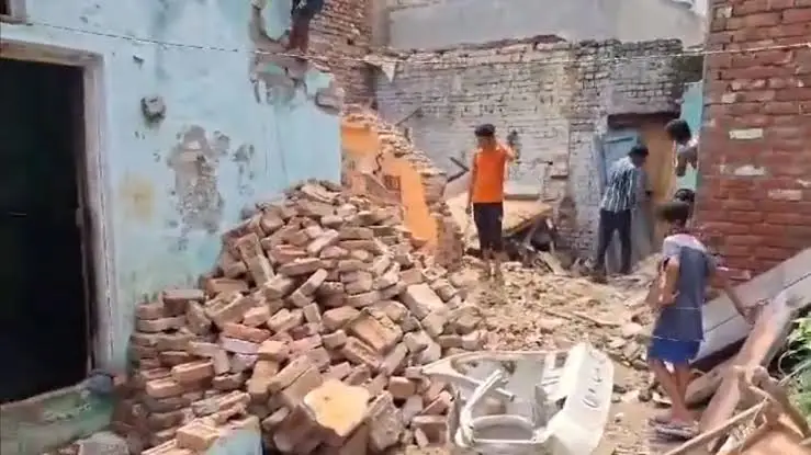 बुलंदशहर में बारिश से ताश के पत्तों की तरह भरभराकर गिरी घर की छत व दीवार, बाल-बाल बचे परिवार के लोग