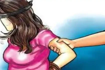 लखीमपुर खीरी में एक छात्रा को छेड़ना मनचले को पड़ा महंगा, भीड़ ने पकड़कर बीच सड़क लात-घूंसों से पीटा, वीडियो वायरल