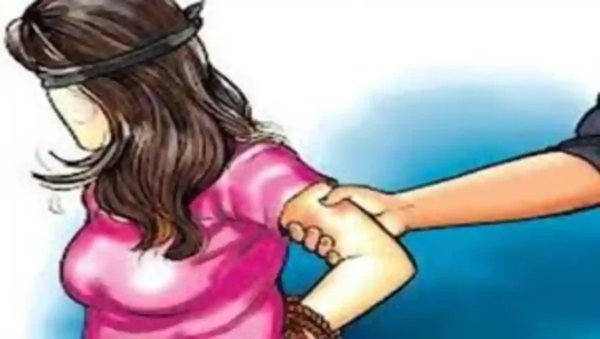 लखीमपुर खीरी में एक छात्रा को छेड़ना मनचले को पड़ा महंगा, भीड़ ने पकड़कर बीच सड़क लात-घूंसों से पीटा, वीडियो वायरल