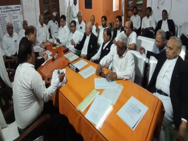 Sultanpur News: नये कानून के विरोध में वकील हड़ताल पर, बोले- कई बिंदुओं पर भ्रामक हैं तीनों कानून, संशोधन की आवश्यकता