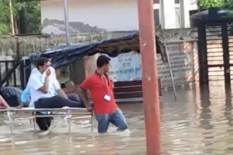 Shahjahanpur: स्ट्रेचर पर बैठकर बाढ़ से बाहर निकले प्रिंसिपल, Video आया सामने