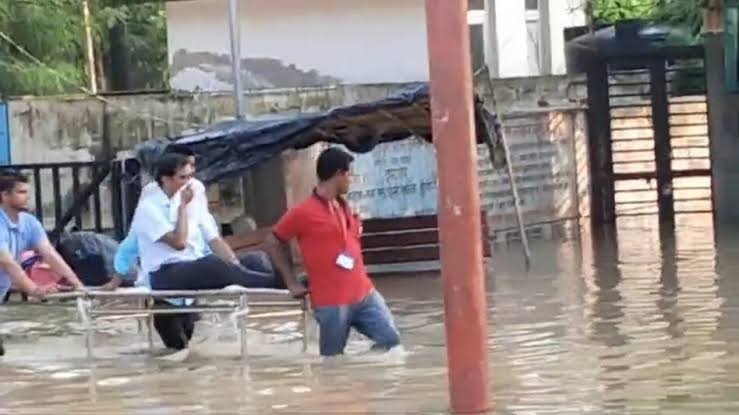 Shahjahanpur: स्ट्रेचर पर बैठकर बाढ़ से बाहर निकले प्रिंसिपल, Video आया सामने