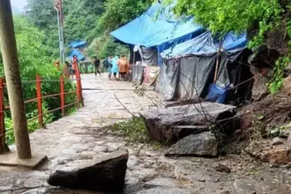 केदारनाथ पैदल मार्ग पर बड़ा हादसा: पहाड़ से पत्थर गिरने से 3 श्रद्धालुओं की मौत, कई के मलबे में दबे होने की आशंका