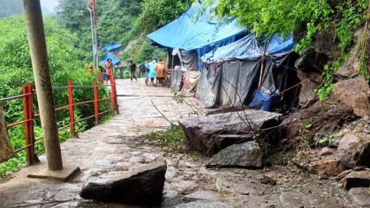 केदारनाथ पैदल मार्ग पर बड़ा हादसा: पहाड़ से पत्थर गिरने से 3 श्रद्धालुओं की मौत, कई के मलबे में दबे होने की आशंका