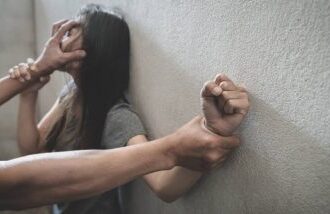 चार वर्ष की बच्ची से दुष्कर्म के आरोपी को पुलिस ने मुठभेड़ के बाद गिरफ्तार किया