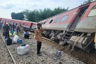 गोंडा में बड़ा ट्रेन हादसा, पटरी से उतरे डिब्रूगढ़ एक्सप्रेस के कई डिब्बे, 2 यात्रियों की मौत, कई घायल