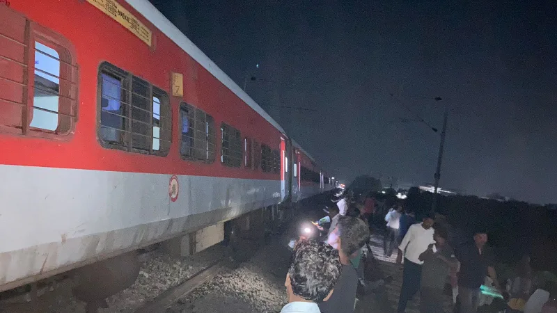 कानपुर में देर रात बड़ा ट्रेन हादसा, पटरी से उतरे साबरमती एक्सप्रेस के 22 डिब्बे, रेलवे द्वारा जारी किए गए हेल्पलाइन नंबर