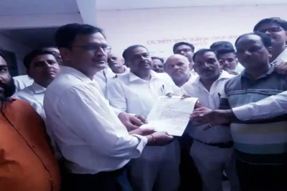 हरदोई में हुई घटना के विरोध में अधिवक्ताओं ने मुख्यमंत्री को संबोधित ज्ञापन एसडीएम को सौंपा