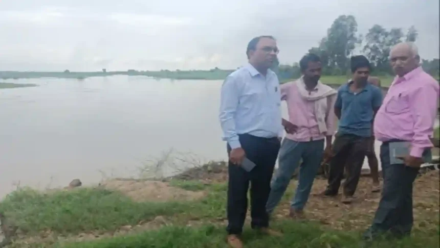 Hardoi News : एसडीएम ने बाढ़ प्रभावित इलाकों का किया निरीक्षण