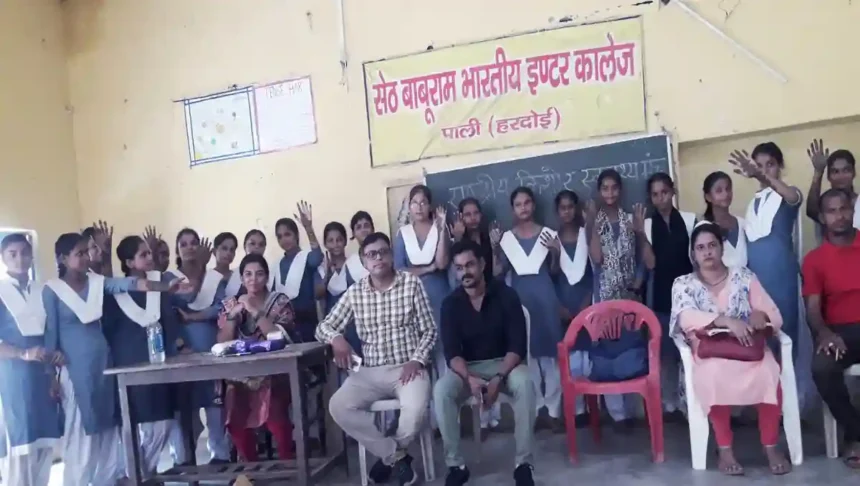 Hardoi: किशोर मंच कार्यक्रम के अंतर्गत छात्र/छात्राओं को स्वास्थ्य के प्रति किया जागरूक