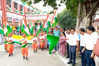 Shahjahanpur: जिलाधिकारी ने हर घर तिरंगा रैली को हरी झंडी दिखाकर किया रवाना