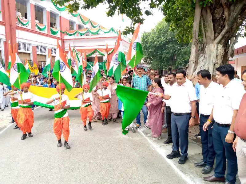 Shahjahanpur: जिलाधिकारी ने हर घर तिरंगा रैली को हरी झंडी दिखाकर किया रवाना