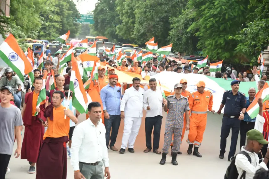 एनडीआरएफ बचाव कर्मियों ने राष्ट्रीय ध्वज यात्रा में लिया भाग