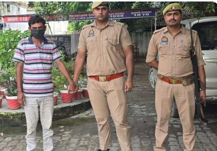 हरदोई में प्रेम प्रसंग के चलते भतीजी की गला दबाकर हत्या करने वाले मौसा ने खुद कोतवाली पहुंच पुलिस के सामने किया सरेंडर