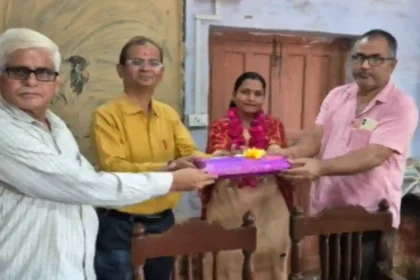 Hardoi: शिक्षिका के स्थानांतरण पर दी गई भावभीनी विदाई,स्मृति चिन्ह देकर किया सम्मान