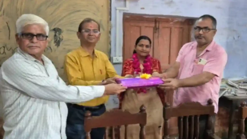 Hardoi: शिक्षिका के स्थानांतरण पर दी गई भावभीनी विदाई,स्मृति चिन्ह देकर किया सम्मान