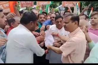 Bareilly News:- तिरंगा झुकने पर दरोगा ने कार्यकर्ता को टोका तो भड़के भाजपा विधायक, कहा- नजरें नीचे कर पीछे हट