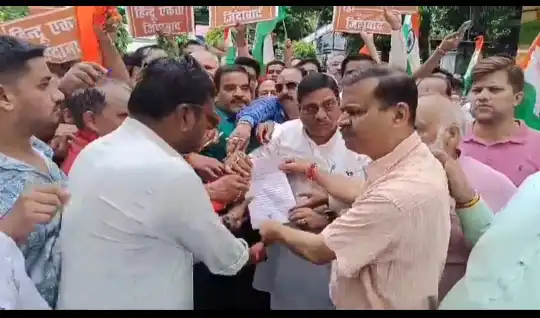 Bareilly News:- तिरंगा झुकने पर दरोगा ने कार्यकर्ता को टोका तो भड़के भाजपा विधायक, कहा- नजरें नीचे कर पीछे हट