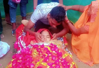 बलिया: छुट्टी मांगने पर थानेदार ने डांटकर भगाया, इलाज के अभाव में कांस्टेबल की पत्नी की मौत