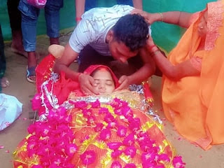 बलिया: छुट्टी मांगने पर थानेदार ने डांटकर भगाया, इलाज के अभाव में कांस्टेबल की पत्नी की मौत