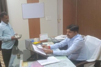 हाथ में कटोरा लेकर न्याय की भीख मांगने एसडीएम ऑफिस पहुंचा फरियादी, प्रमाण पत्र संशोधन के लिए 9 महीने से काट रहा तहसील के चक्कर