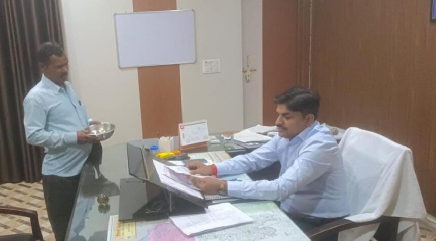 हाथ में कटोरा लेकर न्याय की भीख मांगने एसडीएम ऑफिस पहुंचा फरियादी, प्रमाण पत्र संशोधन के लिए 9 महीने से काट रहा तहसील के चक्कर