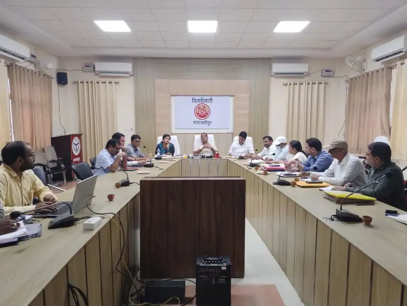 Shahjahanpur News: डीएम की अध्यक्षता में बेसिक शिक्षा विभाग की जिला टास्क फोर्स समिति की बैठक का हुआ आयोजन