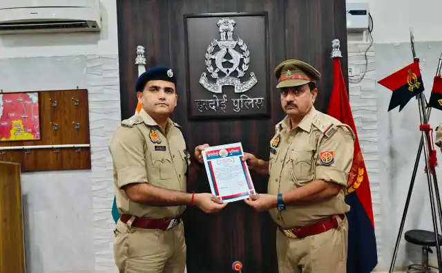 Hardoi News: उत्कृष्ट कार्य करने वाले पुलिसकर्मियों को एसपी ने किया सम्मानित