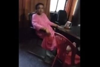 स्वास्थ्य केंद्र में प्रसव कराने के नाम पर महिला स्वास्थ्य कर्मी ने मांगे पैसे, रिश्वत लेते हुए वीडियो हो गया वायरल