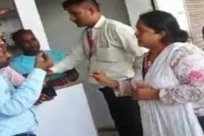 हरदोई में कुछ लोग फर्जी स्वास्थ्य अधिकारी बनकर मेडिकल स्टोरों पर छापेमारी कर वसूली कर रहे थे, दुकानदारों ने विडियो बनाया तो भाग निकले