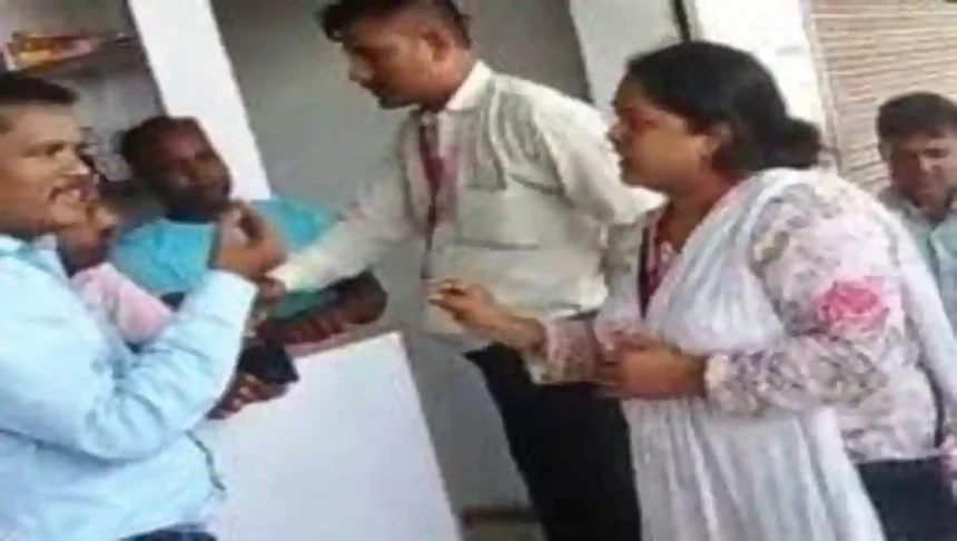 हरदोई में कुछ लोग फर्जी स्वास्थ्य अधिकारी बनकर मेडिकल स्टोरों पर छापेमारी कर वसूली कर रहे थे, दुकानदारों ने विडियो बनाया तो भाग निकले