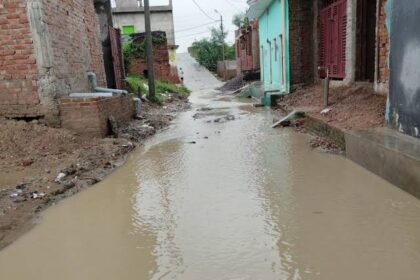 बारिश से यूपी का बांदा जिला हुआ जलमग्न, तालाब बनी गलियां, कई लोग हुए बेघर, उजड़ा आशियाना