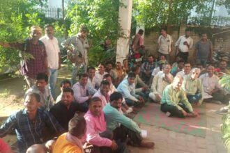 वाराणसी में बड़ौदा यूपी बैंक के 5800 कर्मचारियों के नौकरी पर संकट, क्षेत्रीय प्रबंधक कार्यालय के बाहर की नारेबाजी और विरोध प्रदर्शन