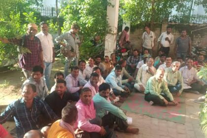 वाराणसी में बड़ौदा यूपी बैंक के 5800 कर्मचारियों के नौकरी पर संकट, क्षेत्रीय प्रबंधक कार्यालय के बाहर की नारेबाजी और विरोध प्रदर्शन