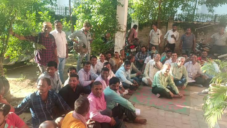 वाराणसी में बड़ौदा यूपी बैंक के 5800 कर्मचारियों के नौकरी पर संकट, क्षेत्रीय प्रबंधक कार्यालय के बाहर की नारेबाजी और विरोध प्रदर्शन