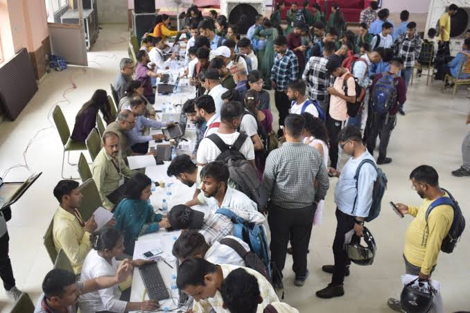 बेरोजगार युवाओं को आत्मनिर्भर बनाने के लिए उत्तर प्रदेश खादी एवं ग्रामोद्योग बोर्ड द्वारा 15 दिवसीय कौशल सुधार प्रशिक्षण योजना की शुरू, जल्द करें आवेदन