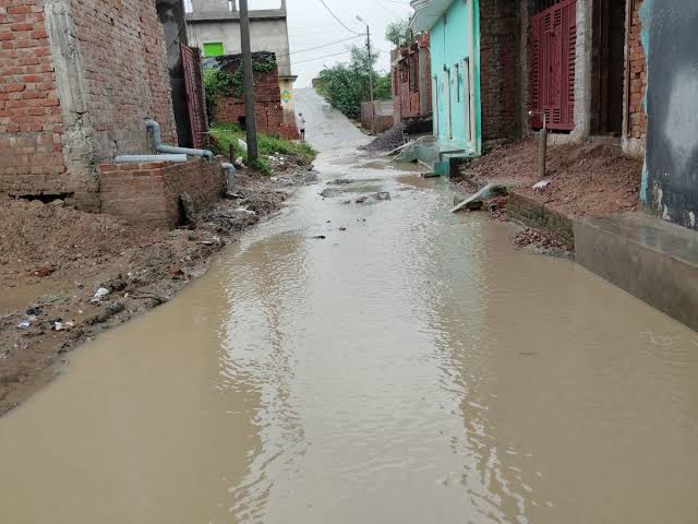 बारिश से यूपी का बांदा जिला हुआ जलमग्न, तालाब बनी गलियां, कई लोग हुए बेघर, उजड़ा आशियाना