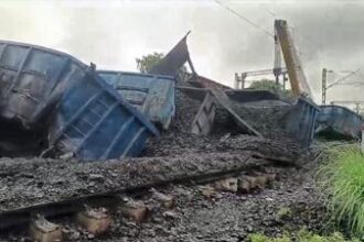 Mathura Train Accident: मथुरा में एक बड़ा रेल हादसा हो गया, आगरा-दिल्ली ट्रैक पर एक मामलगाड़ी के कई डिब्बे पटरी से उतरे