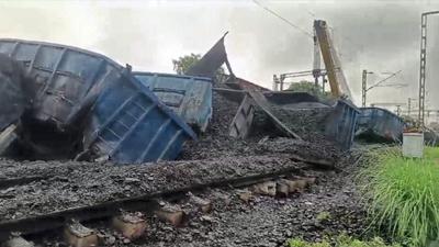Mathura Train Accident: मथुरा में एक बड़ा रेल हादसा हो गया, आगरा-दिल्ली ट्रैक पर एक मामलगाड़ी के कई डिब्बे पटरी से उतरे