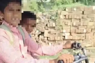 बागपत में 10 वर्षीय बच्चे का ई रिक्शा चलाकर 3 बच्चों को स्कूल ले जाने का वीडियो वायरल, यातायात पुलिस पर उठ रहे सवाल