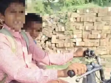 बागपत में 10 वर्षीय बच्चे का ई रिक्शा चलाकर 3 बच्चों को स्कूल ले जाने का वीडियो वायरल, यातायात पुलिस पर उठ रहे सवाल