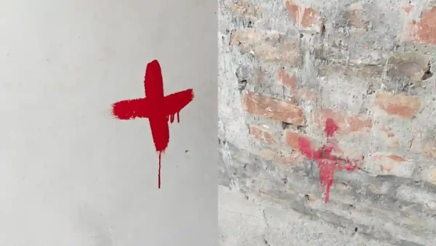 Bahraich: गोपाल मिश्रा हत्याकांड के मुख्य आरोपी के घर समेत प्रशासन ने 23 घरों पर लगाए लाल निशान, चलेगा बुलडोजर! नोटिस चस्पा