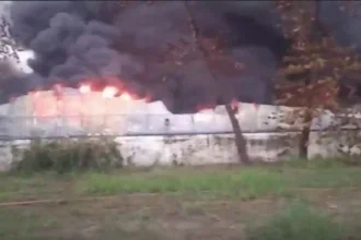 लखनऊ में गोदरेज के शोरूम में लगी आग, 3 किमी दूर से दिखा धुआं, फायर ब्रिगेड की 12 गाड़ियां पहुंचीं