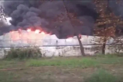 लखनऊ में गोदरेज के शोरूम में लगी आग, 3 किमी दूर से दिखा धुआं, फायर ब्रिगेड की 12 गाड़ियां पहुंचीं