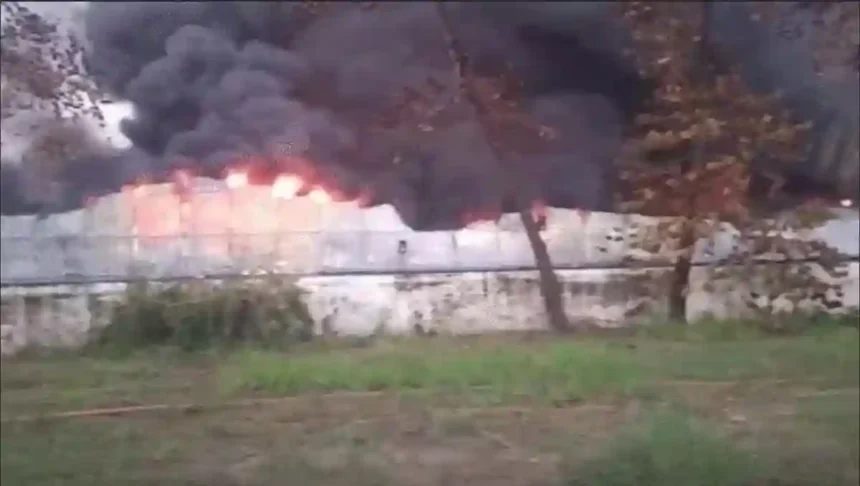 लखनऊ में गोदरेज के शोरूम में लगी आग, 3 किमी दूर से दिखा धुआं, फायर ब्रिगेड की 12 गाड़ियां पहुंचीं