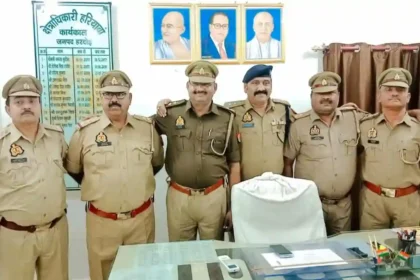 Hardoi: मुख्य आरक्षियों के उप निरीक्षक बनने पर सीओ एवं कोतवाल ने स्टार लगाकर दी शुभकामनाएं