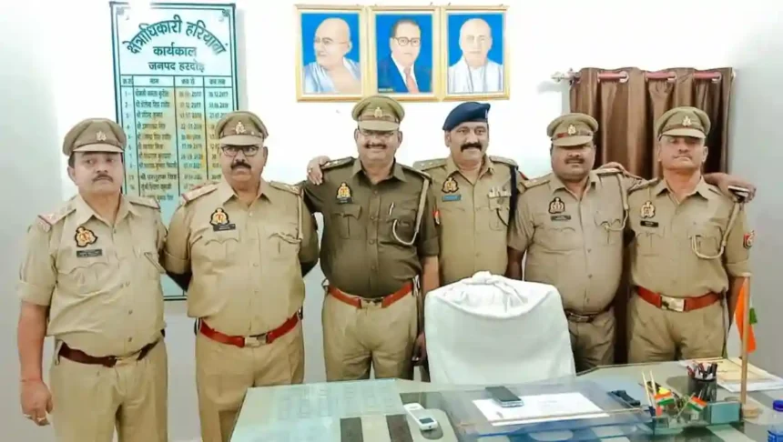 Hardoi: मुख्य आरक्षियों के उप निरीक्षक बनने पर सीओ एवं कोतवाल ने स्टार लगाकर दी शुभकामनाएं