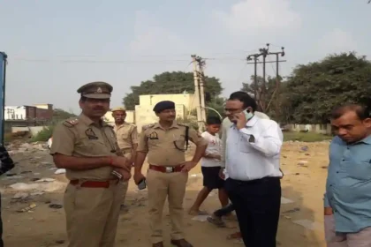 Hardoi : एसडीएम सवायजपुर ने सीओ शाहाबाद के साथ आतिशबाजी की दुकानों का किया निरीक्षण